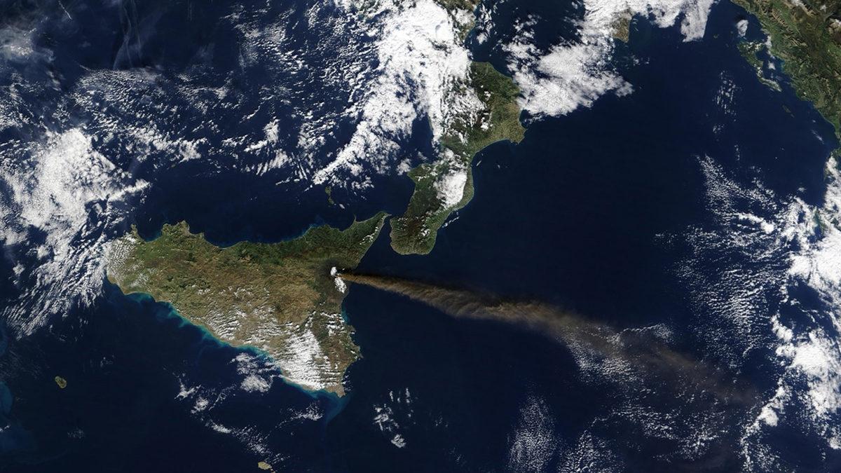 Denizler Uzaydan Neden Mavi Değil de Siyaha Yakın Görünüyor?