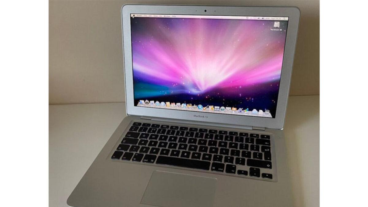 Tam 17 Yıl Önce Hayatımıza Giren İlk MacBook Air’in Şu An Şaka Gibi Gelen Özellikleri