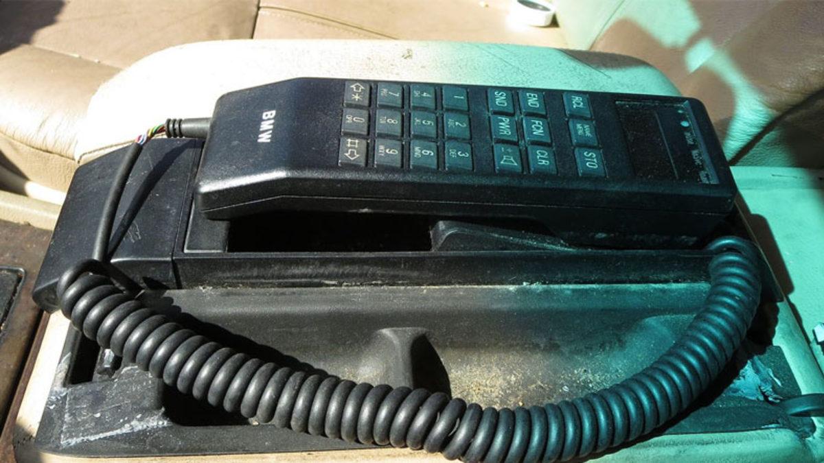 Bir Zamanlar Çoğu Arabanın İçinde Bulunan Bu Araç Telefonları Ne Oldu da Sessiz Sedasız Ortadan Kayboldu?