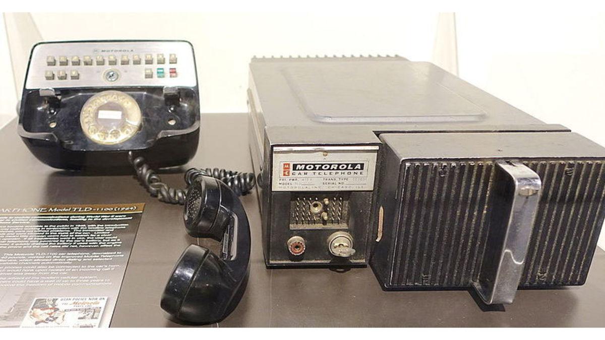 Bir Zamanlar Çoğu Arabanın İçinde Bulunan Bu Araç Telefonları Ne Oldu da Sessiz Sedasız Ortadan Kayboldu?