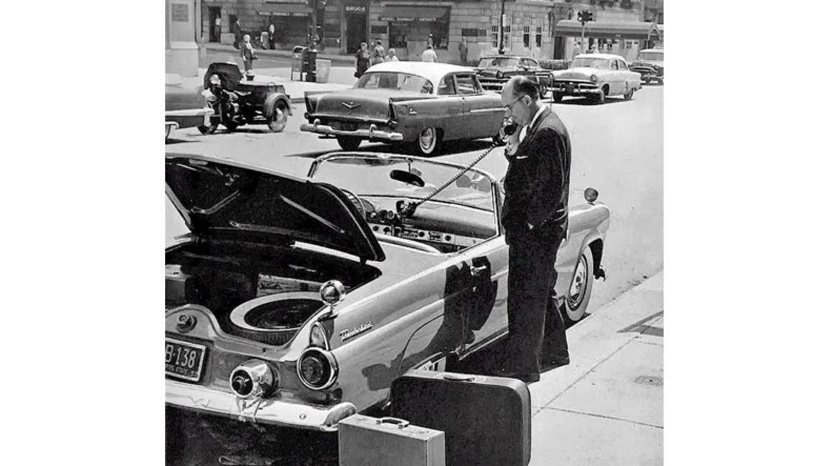 Bir Zamanlar Çoğu Arabanın İçinde Bulunan Bu Araç Telefonları Ne Oldu da Sessiz Sedasız Ortadan Kayboldu?