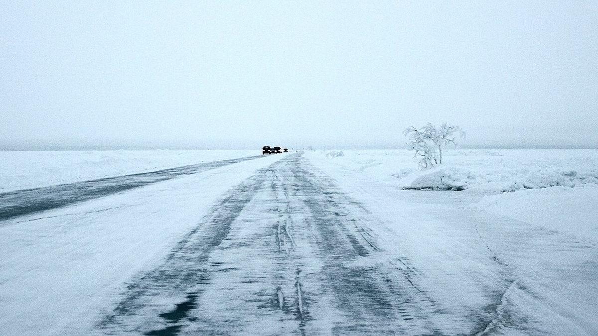 Binek Araçlardan Yüklü Kamyonlara: Donmuş Yollarda Araçlar Nasıl Kilometrelerce Yol Gidebiliyor?
