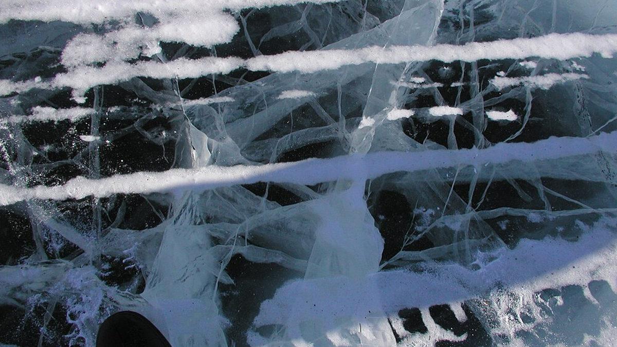 Binek Araçlardan Yüklü Kamyonlara: Donmuş Yollarda Araçlar Nasıl Kilometrelerce Yol Gidebiliyor?