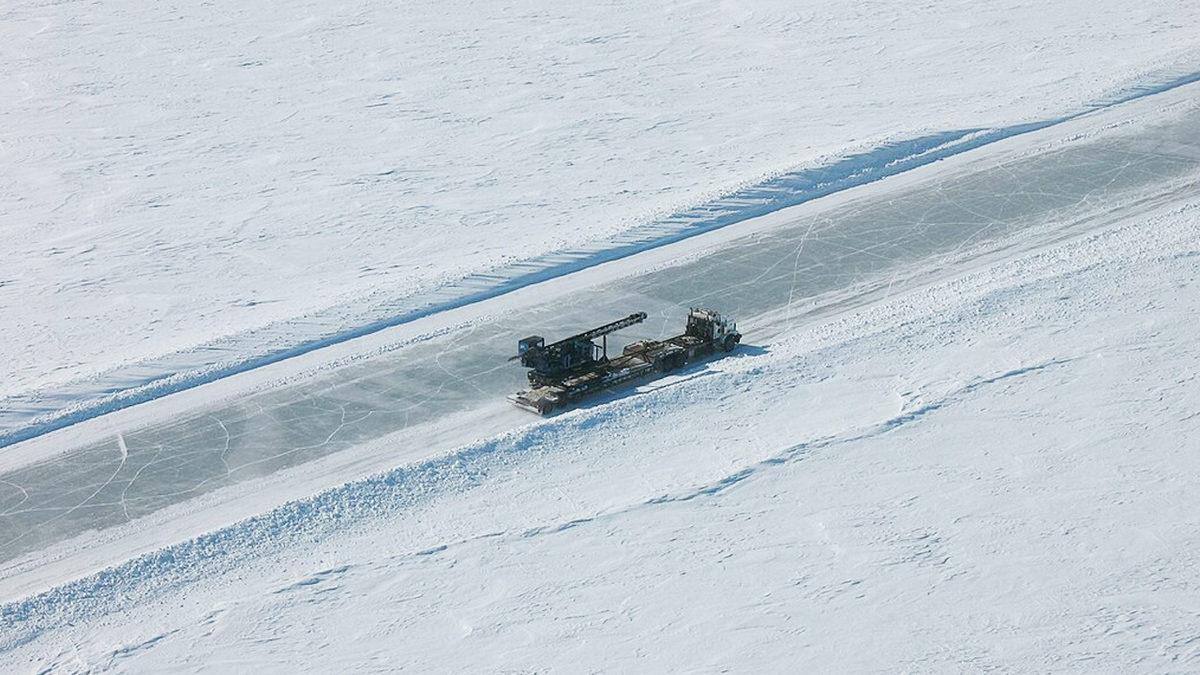 Binek Araçlardan Yüklü Kamyonlara: Donmuş Yollarda Araçlar Nasıl Kilometrelerce Yol Gidebiliyor?
