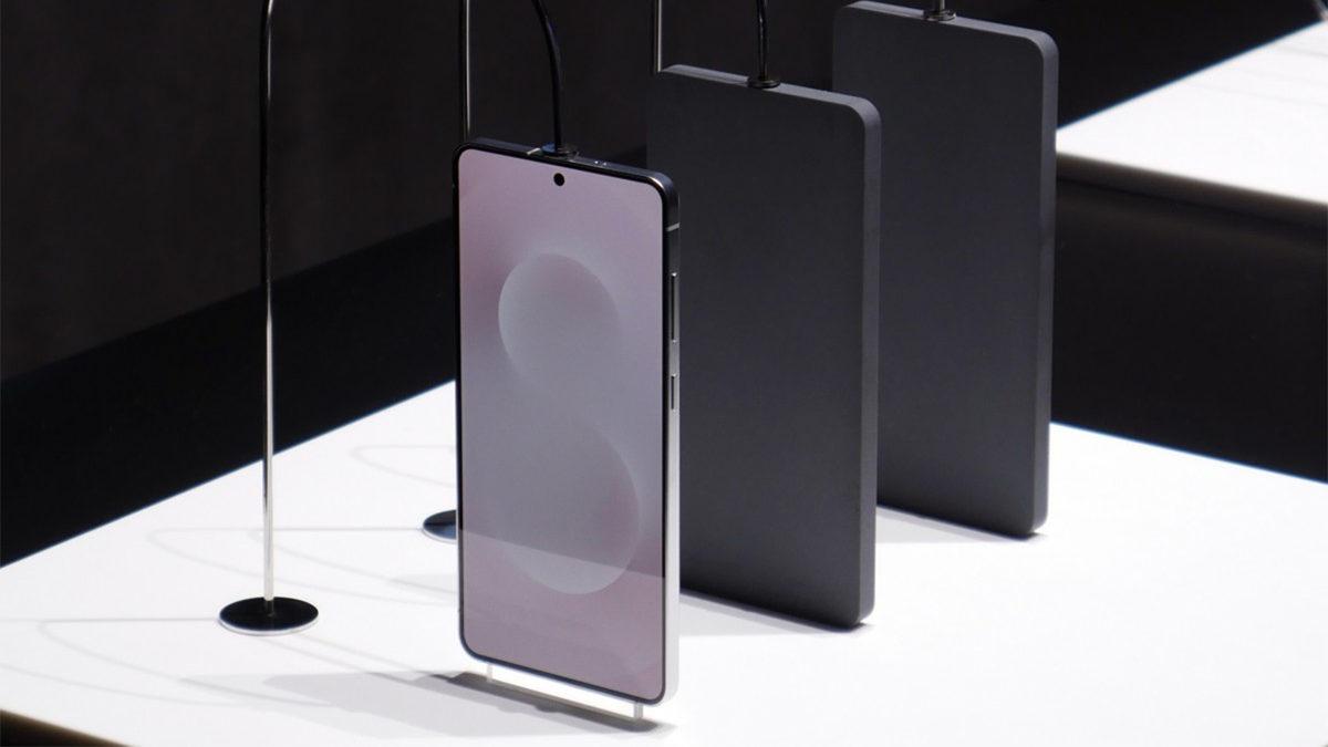 Samsung Galaxy S25 Edge Kanlı Canlı Görüntülendi: İşte Tasarımı