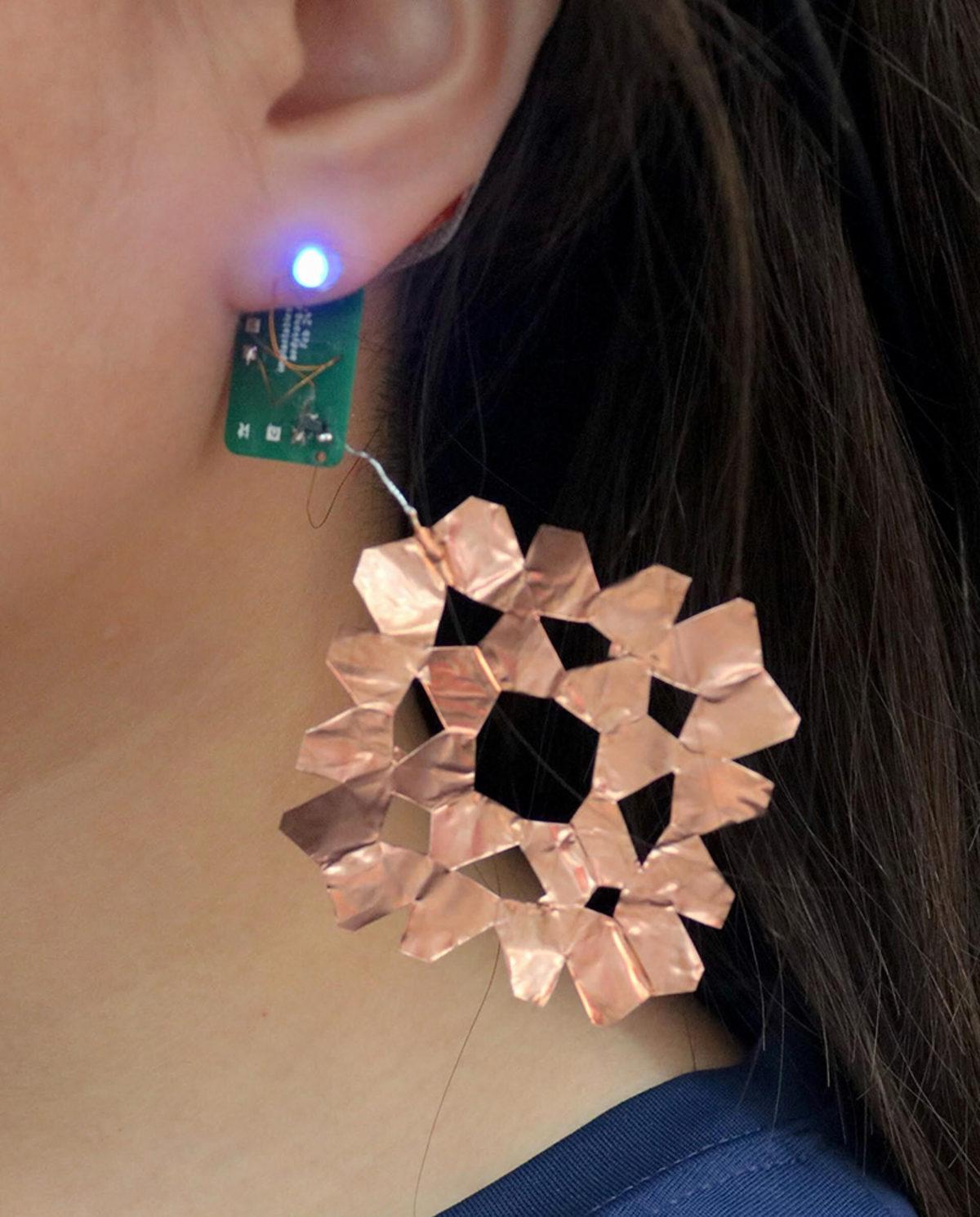 Giyilebilir Cihazların İnsan Vücudundan Güç Almasını Sağlayacak Teknoloji Geliştirdi: Bataryasız Cİhazlar Geliyor!