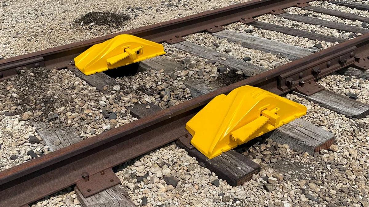 Normalde Cezası Var: Bazen Trenleri Neden Bilinçli Bir Şekilde Raydan Çıkarıyorlar?