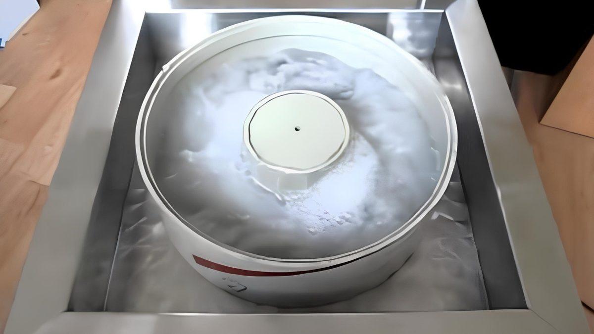 Çamaşır Makinesine Benzeyen ve İçinde Binlerce Çelik İğne Dönen Bu Makine Tam Olarak Ne İşe Yarıyor?