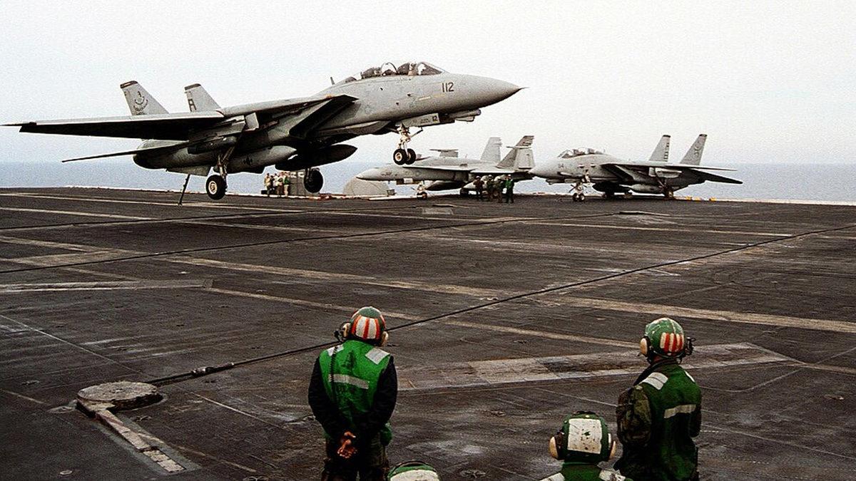 Uçak Gemilerine İniş Yapan Jetler Nasıl 2 Saniyede Durdurulabiliyor?