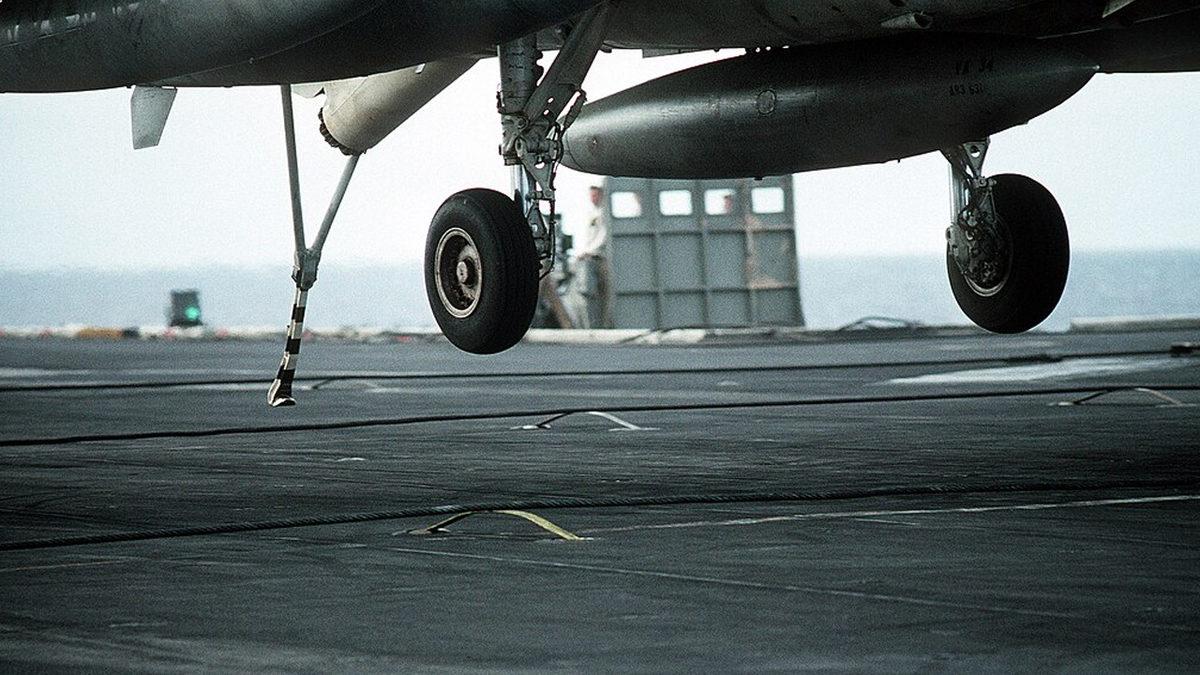 Uçak Gemilerine İniş Yapan Jetler Nasıl 2 Saniyede Durdurulabiliyor?