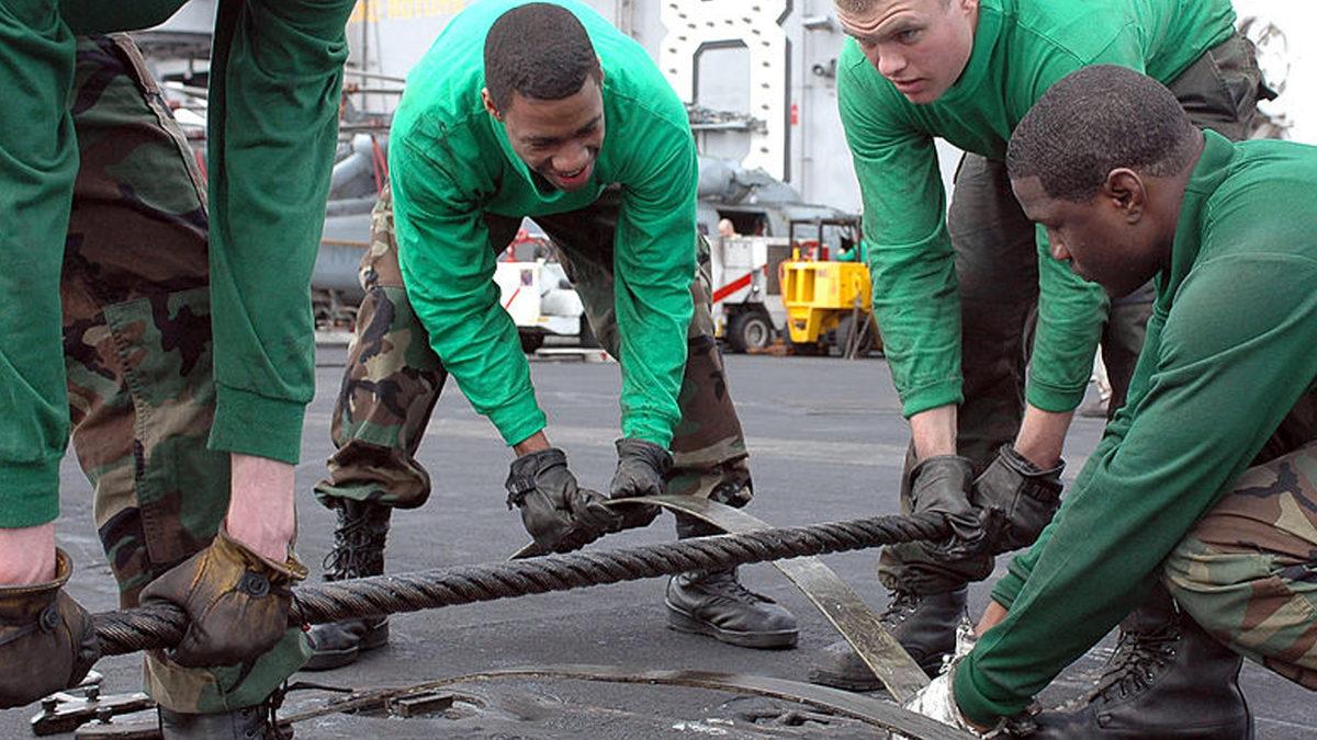 Uçak Gemilerine İniş Yapan Jetler Nasıl 2 Saniyede Durdurulabiliyor?