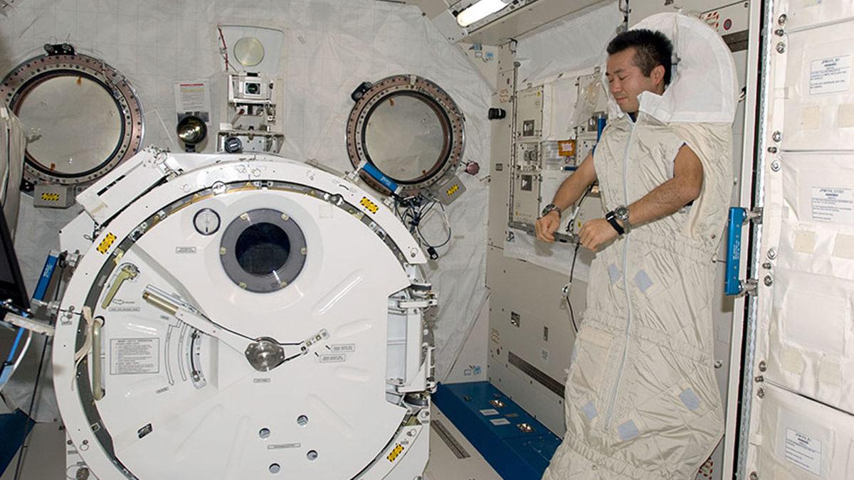 Astronotlar Yer Çekimi Olmayan Ortamda Nasıl Mışıl Mışıl Uyuyor? Sandığınız Gibi Süzülerek Değil!