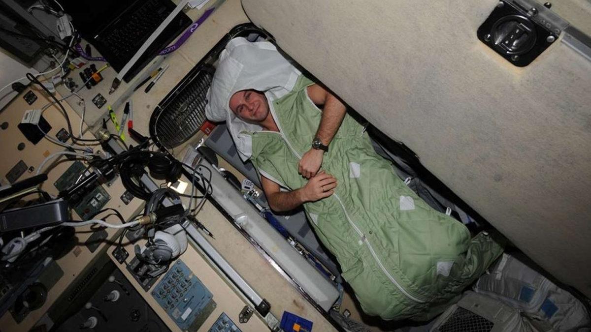 Astronotlar Yer Çekimi Olmayan Ortamda Nasıl Mışıl Mışıl Uyuyor? Sandığınız Gibi Süzülerek Değil!