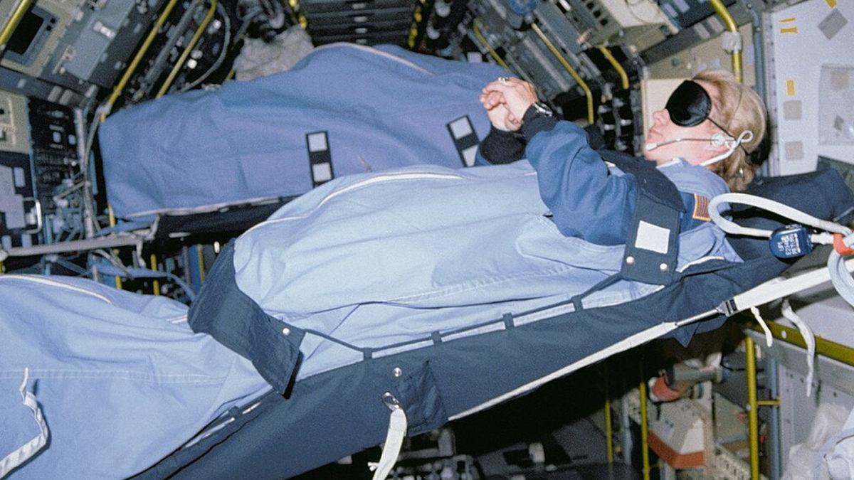 Astronotlar Yer Çekimi Olmayan Ortamda Nasıl Mışıl Mışıl Uyuyor? Sandığınız Gibi Süzülerek Değil!