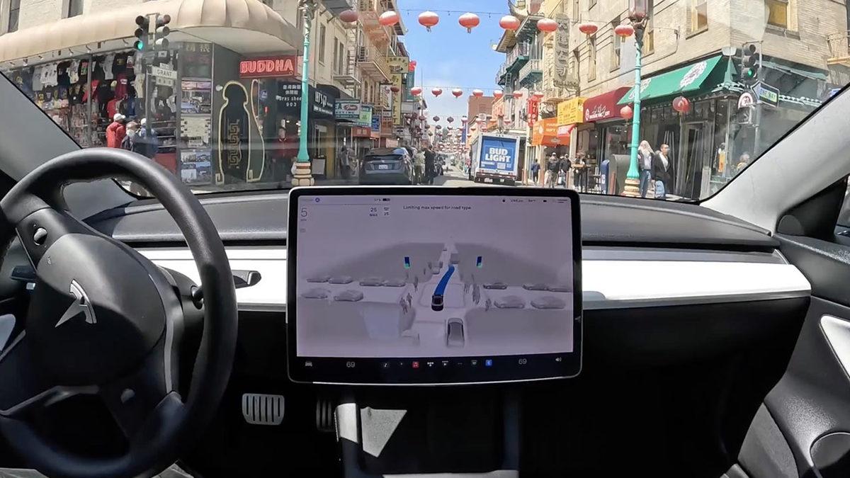 Elon Musk’tan Tesla Sahiplerini Küplere Bindirecek İtiraf: Otonom Sürüş Bilgisayarlarını Değiştirmemiz Gerekecek