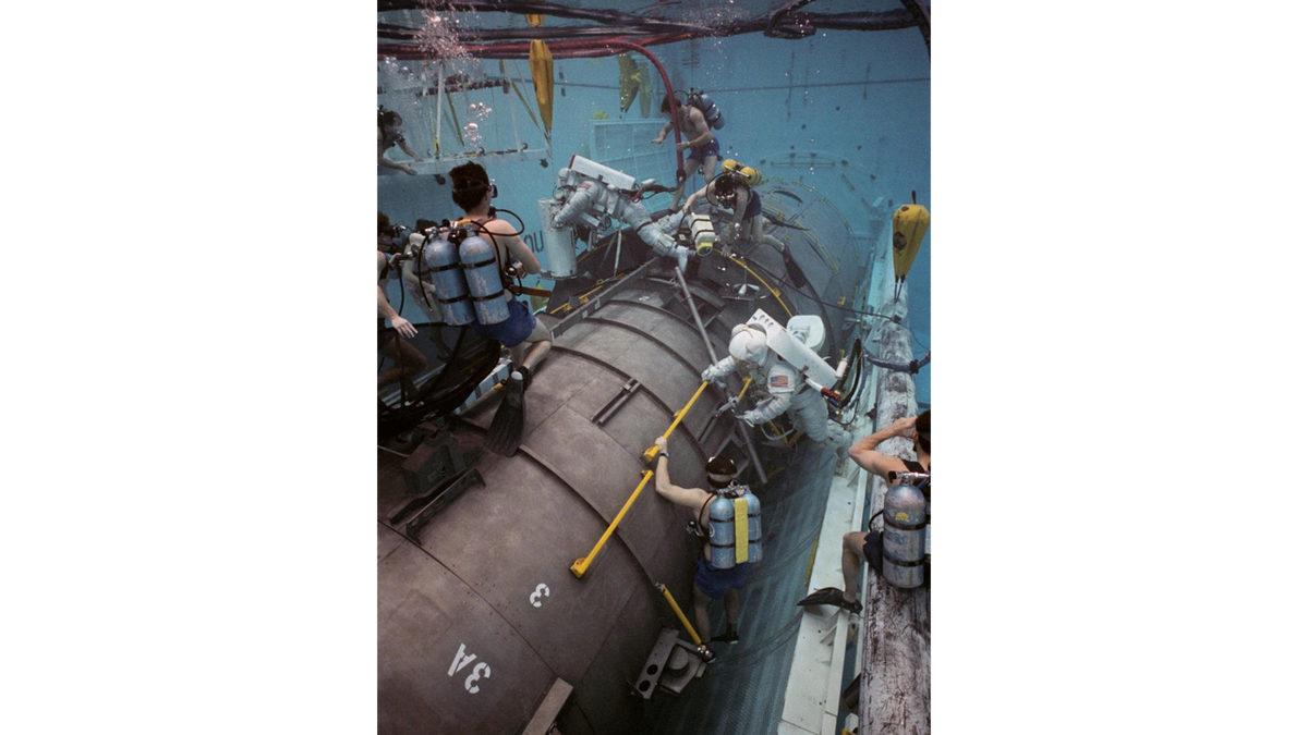 Hiçbir Şeye Bağlı Olmadan Uzayda Süzülen İlk İnsan Bruce McCandless’in Tüyler Ürperten Deneyimi