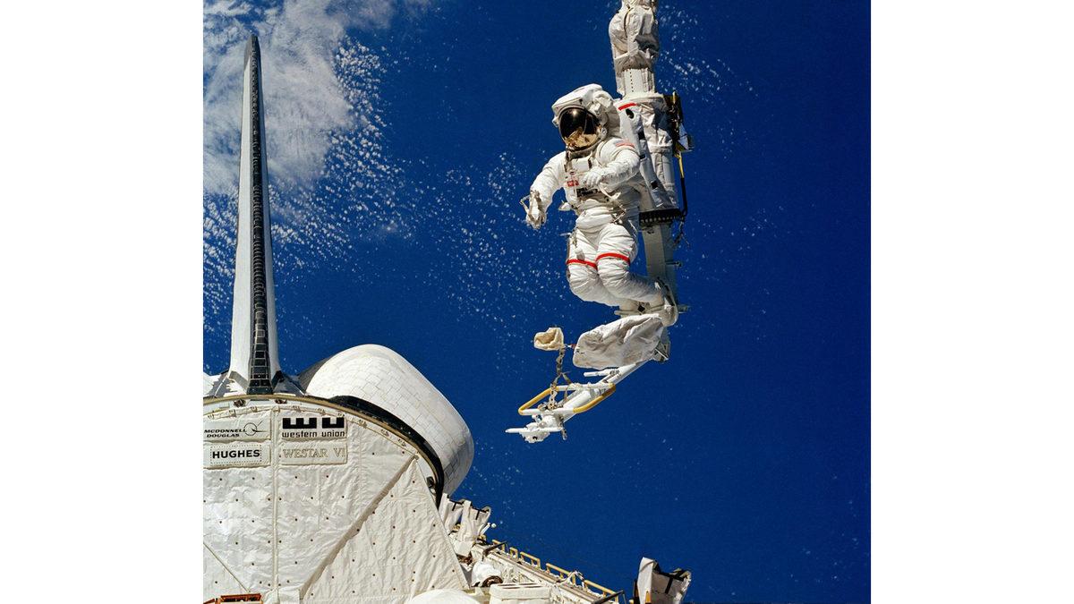 Hiçbir Şeye Bağlı Olmadan Uzayda Süzülen İlk İnsan Bruce McCandless’in Tüyler Ürperten Deneyimi