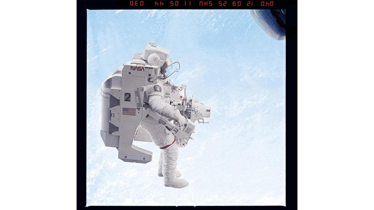 Hiçbir Şeye Bağlı Olmadan Uzayda Süzülen İlk İnsan Bruce McCandless’in Tüyler Ürperten Deneyimi