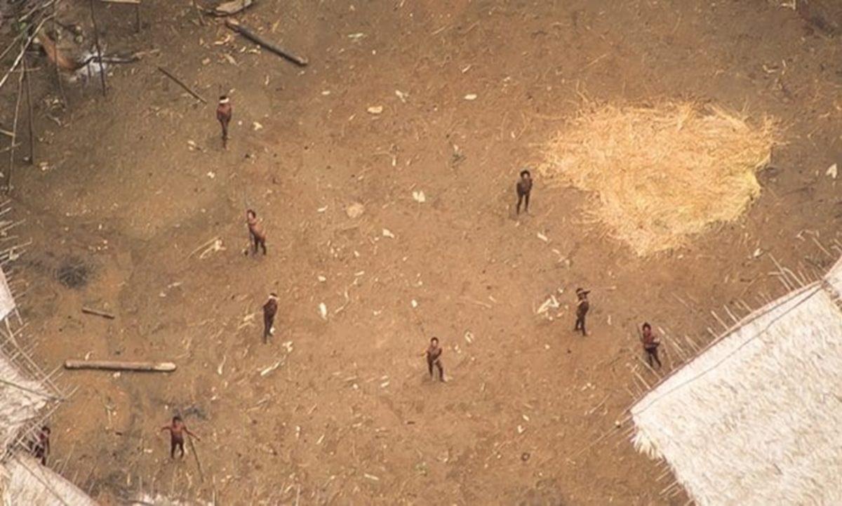 İlkel Kabiledeki İnsanların Uçakla Fotoğrafı Çekildi