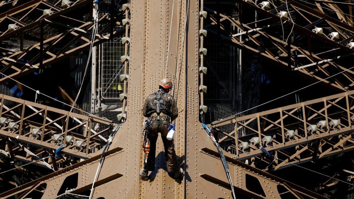 Demirden Yapılan Eyfel Kulesi Seneler Önce İnşa Edilmiş Olmasına Rağmen Nasıl Hâlâ Paslanmadı?