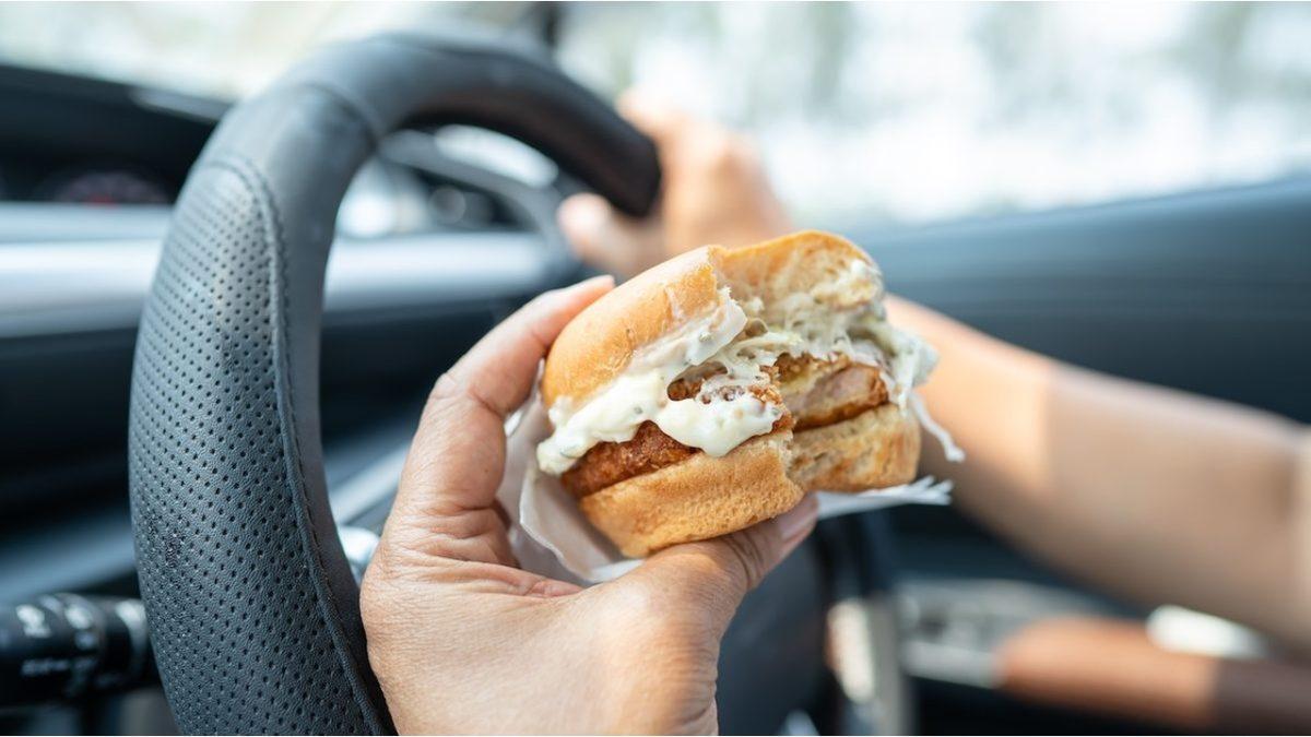 Arabada Neden Asla Bir Şeyler Yememelisiniz? Keşke Tek Sorun Arabanın Kirlenmesi Olsaydı!