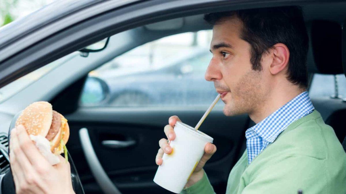 Arabada Neden Asla Bir Şeyler Yememelisiniz? Keşke Tek Sorun Arabanın Kirlenmesi Olsaydı!