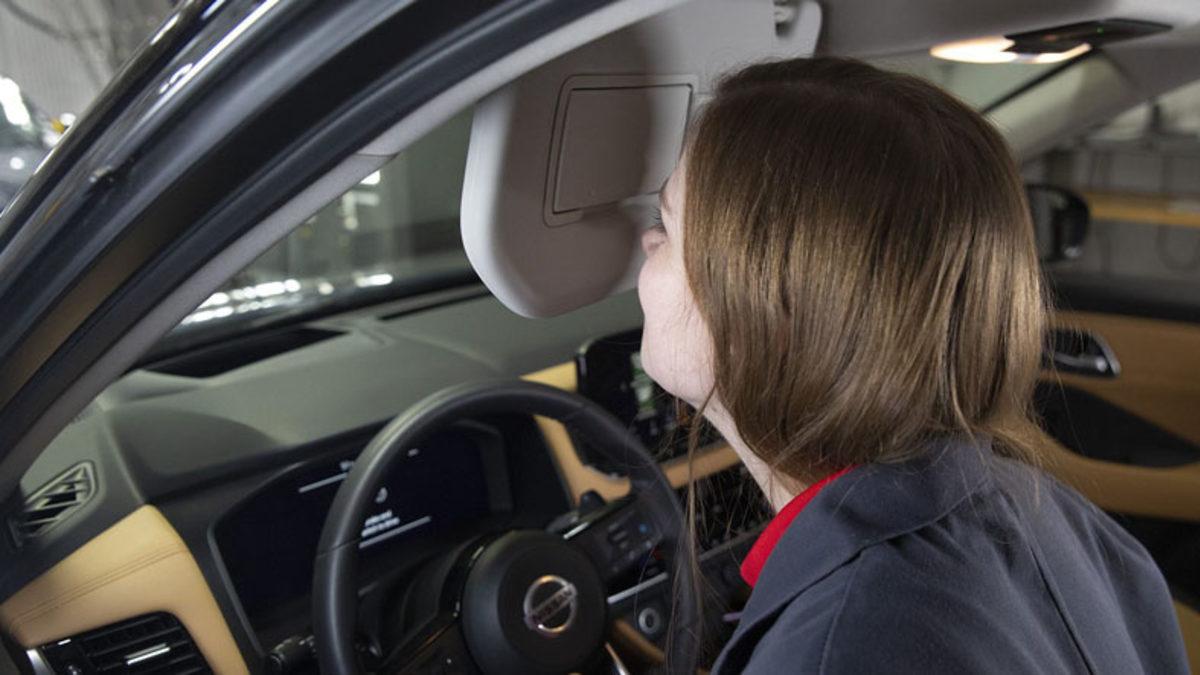 Yeni Bir Arabanın İçinde Yayılan O Kokunun Hastası Olanlar Toplansın: Çünkü 