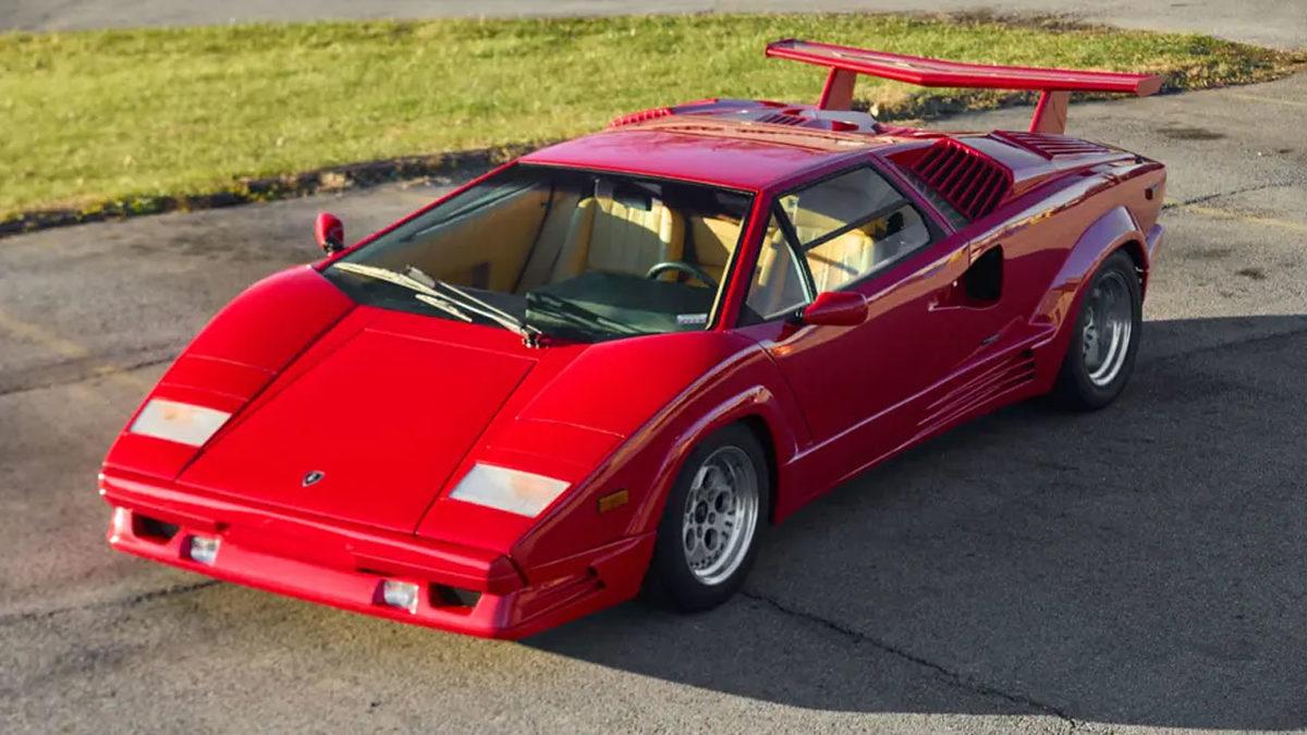 Üretim Hatası Gibi: Bu Lamborghini’lerin Önünde Kanat Olmasının Tasarımdan Apalakasız Sebebi