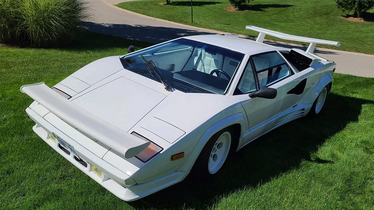 Üretim Hatası Gibi: Bu Lamborghini’lerin Önünde Kanat Olmasının Tasarımdan Apalakasız Sebebi