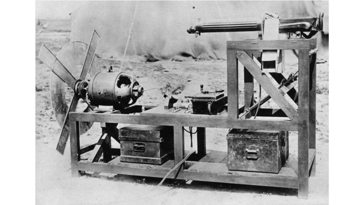 Eski Savaş Uçaklarında Makineli Tüfekten Çıkan Mermiler Nasıl Pervaneye Çarpmadan Hedefe Gidiyordu?