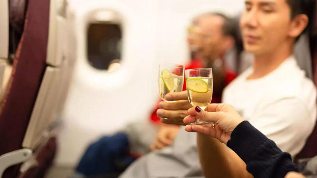 Eğer Uçakta Alkol Tükettiyseniz Neden Asla Uyumamanız Gerektiğini Açıklıyoruz