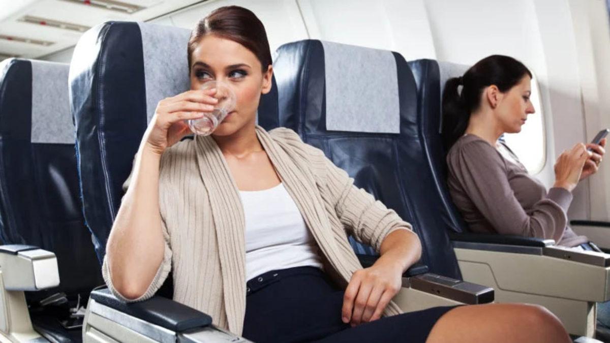 Eğer Uçakta Alkol Tükettiyseniz Neden Asla Uyumamanız Gerektiğini Açıklıyoruz
