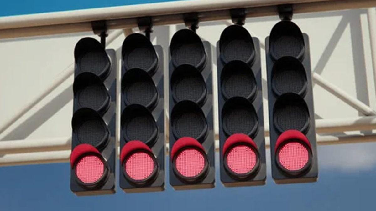 F1’de Yarışın Başlaması Işığın Yanmasına Bağlıyken Neden Öncesinde Yeşil Bir Bayrakla Manuel Olarak Start Veriliyor?