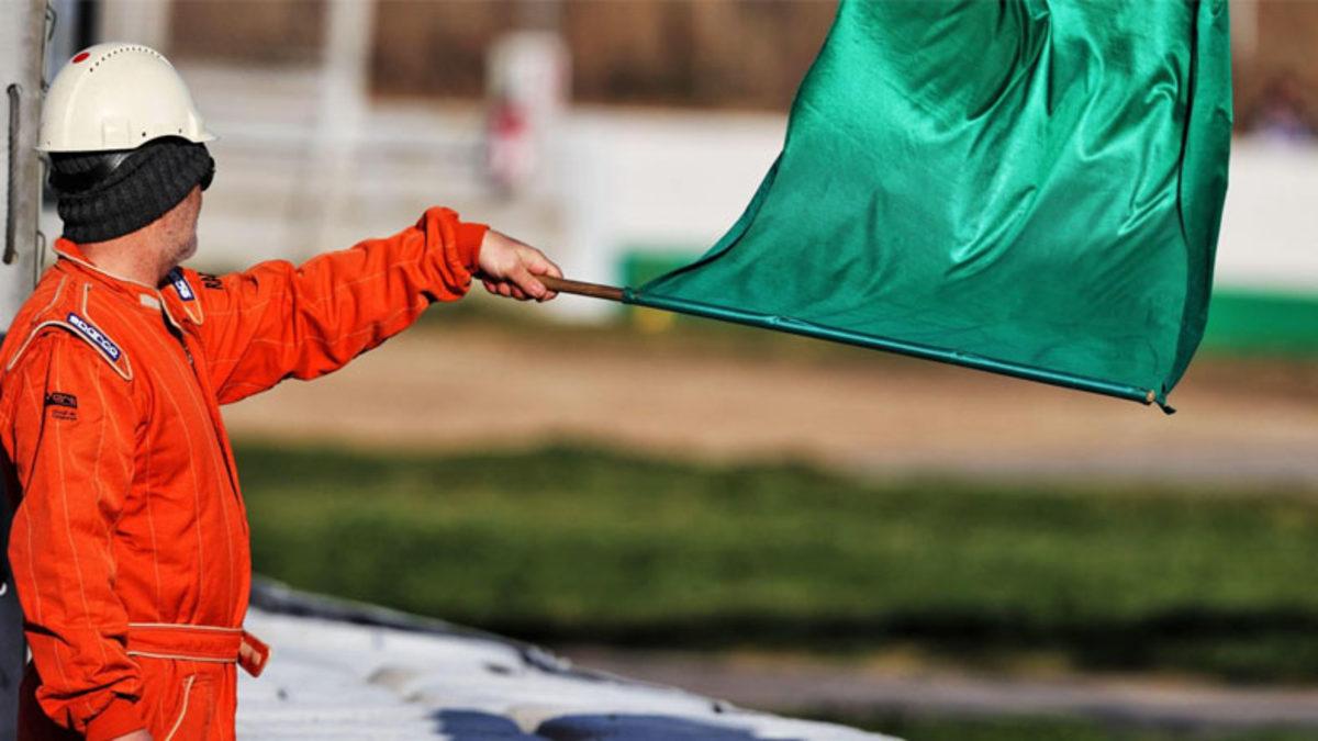 F1’de Yarışın Başlaması Işığın Yanmasına Bağlıyken Neden Öncesinde Yeşil Bir Bayrakla Manuel Olarak Start Veriliyor?