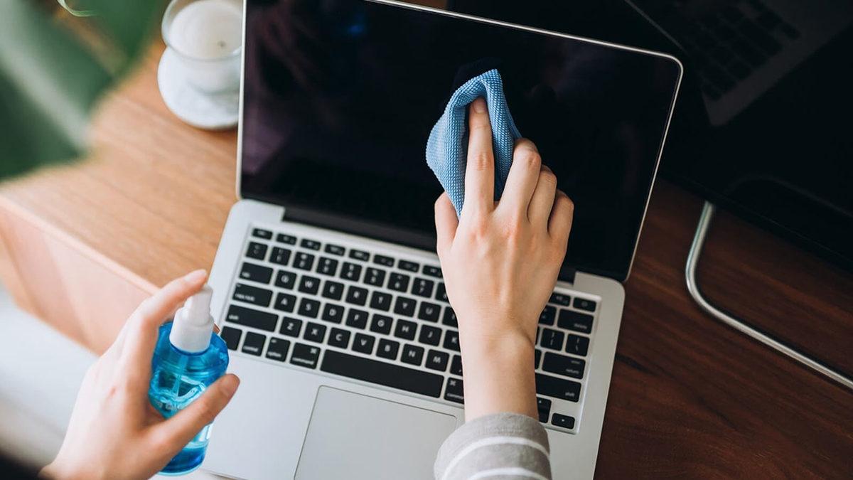 Elimizin Altındaki En Pis Şeyler Olan Bilgisayar ve Telefon Ekranı Nasıl Temizlenmeli? Kesinlikle Kaçınmanız Gereken Şeyler Var!
