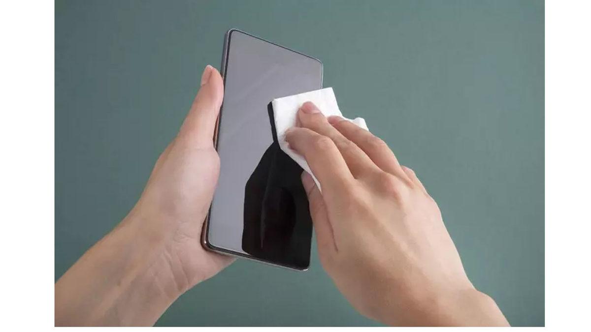 Elimizin Altındaki En Pis Şeyler Olan Bilgisayar ve Telefon Ekranı Nasıl Temizlenmeli? Kesinlikle Kaçınmanız Gereken Şeyler Var!