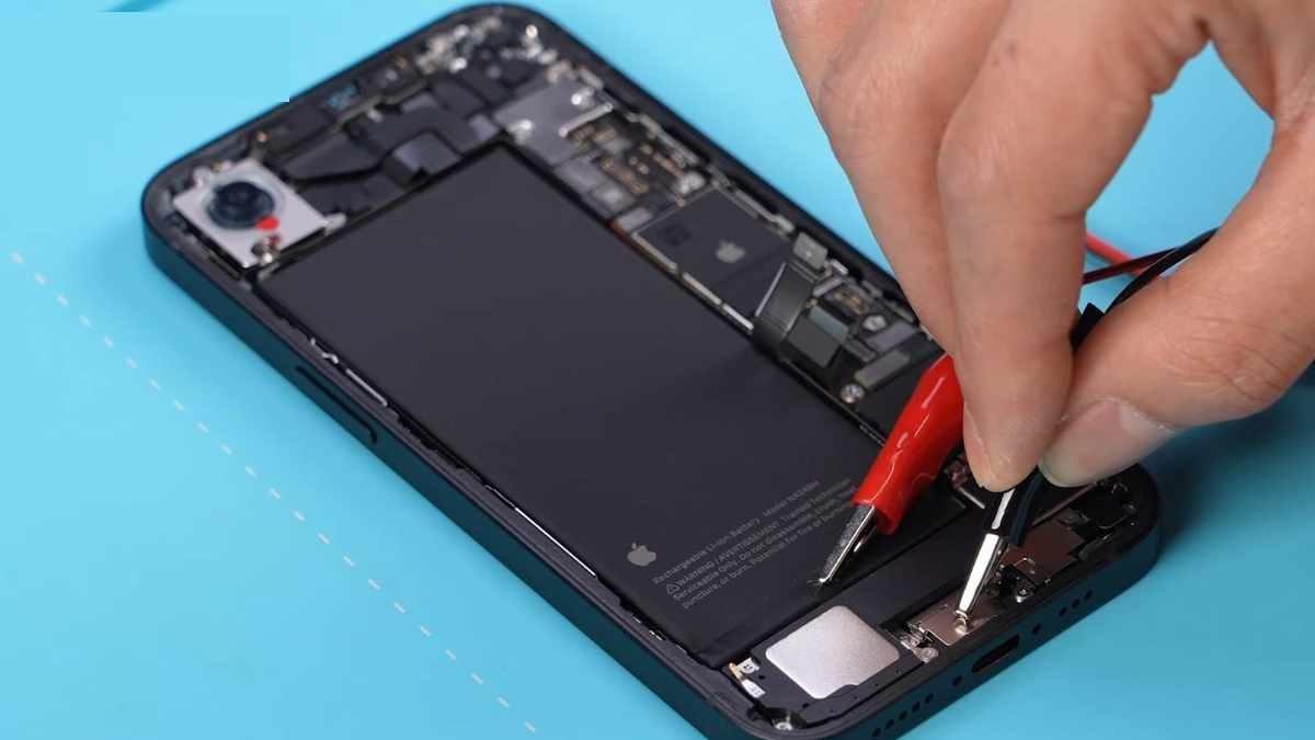 iPhone 16e Parçalarına Ayrıldı: İşte iPhone 16e’nin Dikkat Çeken Detayları! [Video]