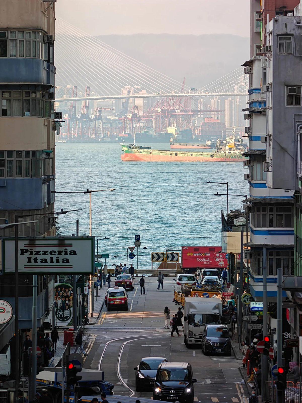 realme,  Arkasına Profesyonel Kamera Lensi Takılabilen Konsept Telefon Tanıttı