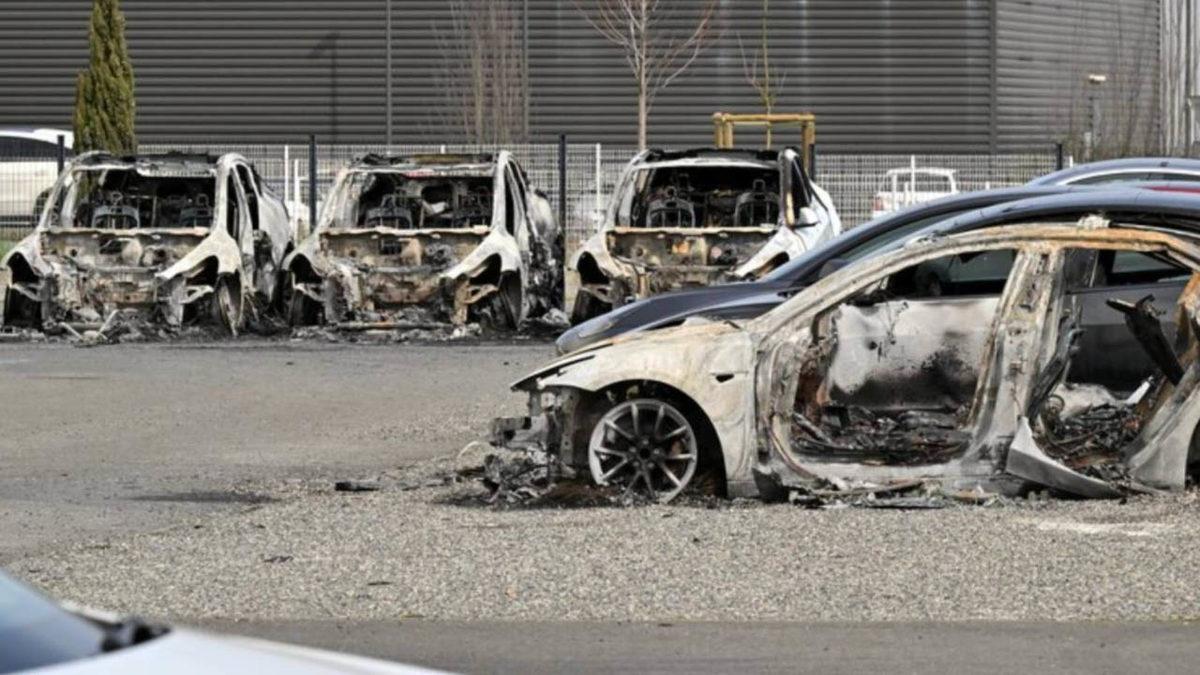 Protestolar Şiddete Döndü: Bir Tesla Mağazası Kundaklandı, Tüm Otomobiller Yandı Bitti Kül Oldu