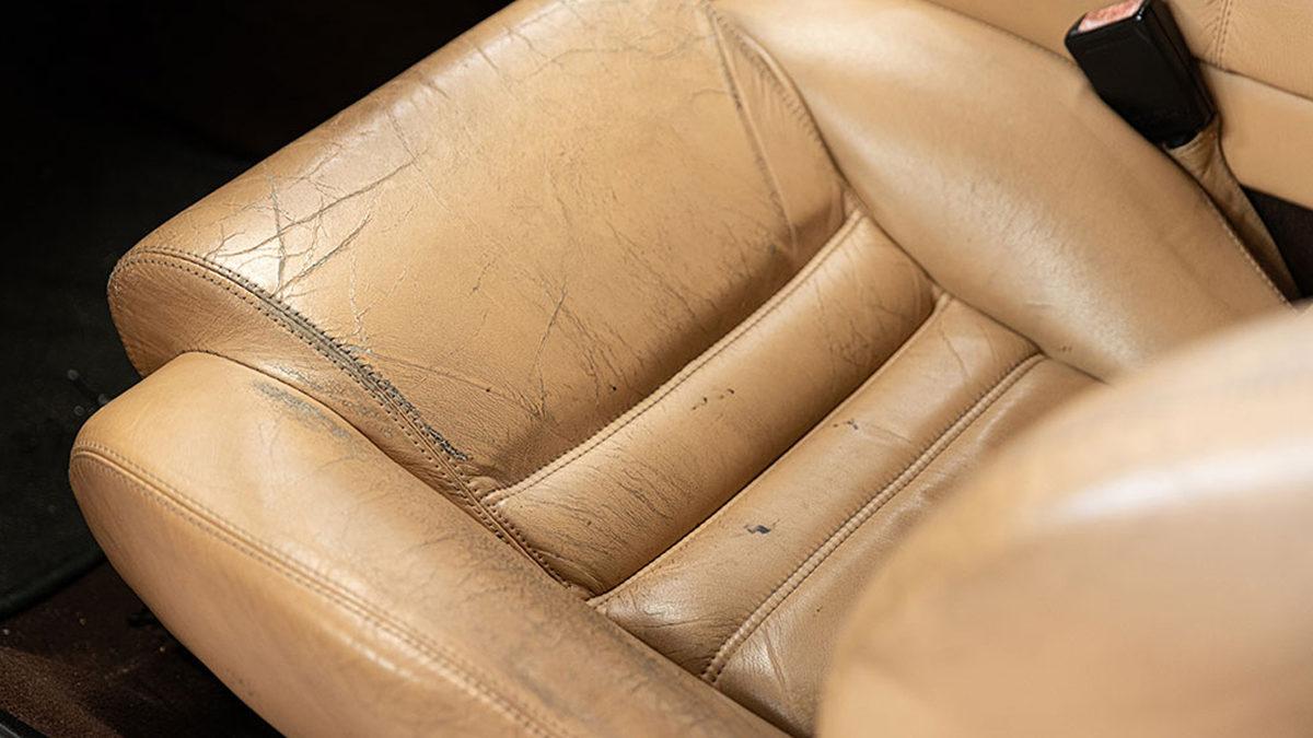 Deri mi Kumaş mı? Araba Koltukları İçin En Doğru Seçim Hangisi?