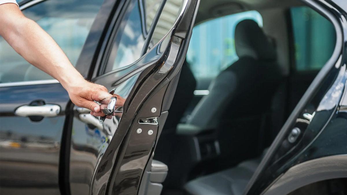 Her Şeyi de Düşünüyorlar! Araba Kapıları Neden Tamamıyla Değil de Belirli Bir Açıyla Açılıyor?