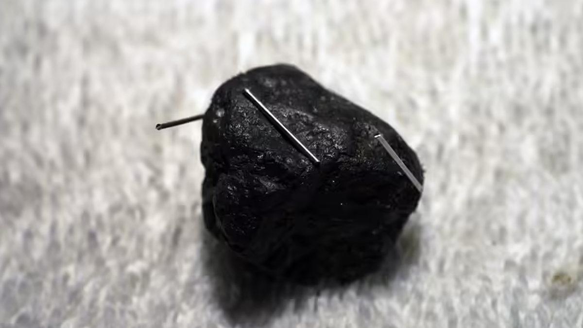 Bazı Taşları Elinize Alarak Demir Olan Her Şeyi Toplayabilirsiniz! Peki Bu Taşlar Nasıl Çekim Gücüne Sahip Olabiliyor?