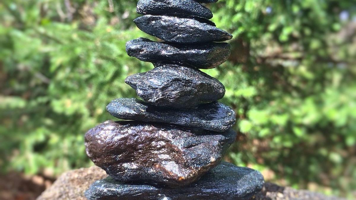 Bazı Taşları Elinize Alarak Demir Olan Her Şeyi Toplayabilirsiniz! Peki Bu Taşlar Nasıl Çekim Gücüne Sahip Olabiliyor?