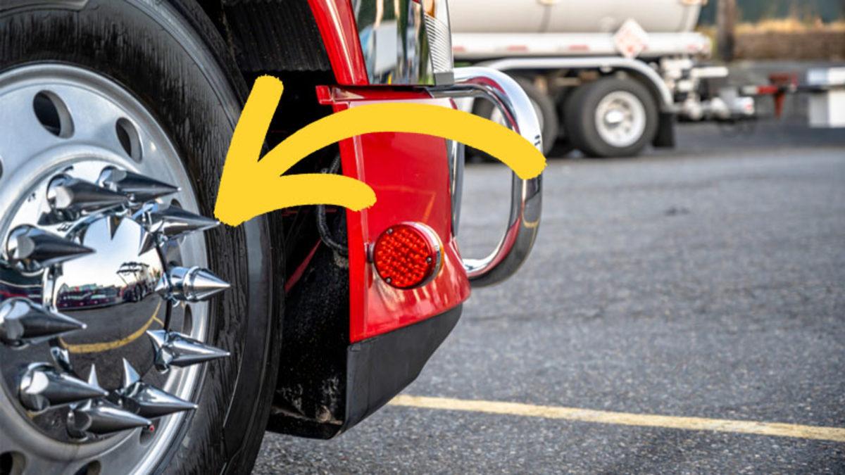 Amerika’daki Kamyonların Tekerleklerinde Neden Bu Çiviler Oluyor? (Bizde Olmamasının Bir Sebebi Varmış)