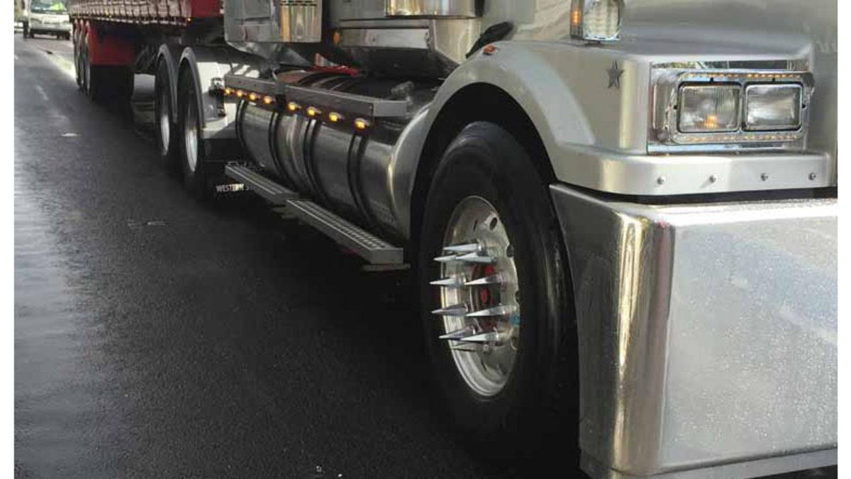 Amerika’daki Kamyonların Tekerleklerinde Neden Bu Çiviler Oluyor? (Bizde Olmamasının Bir Sebebi Varmış)