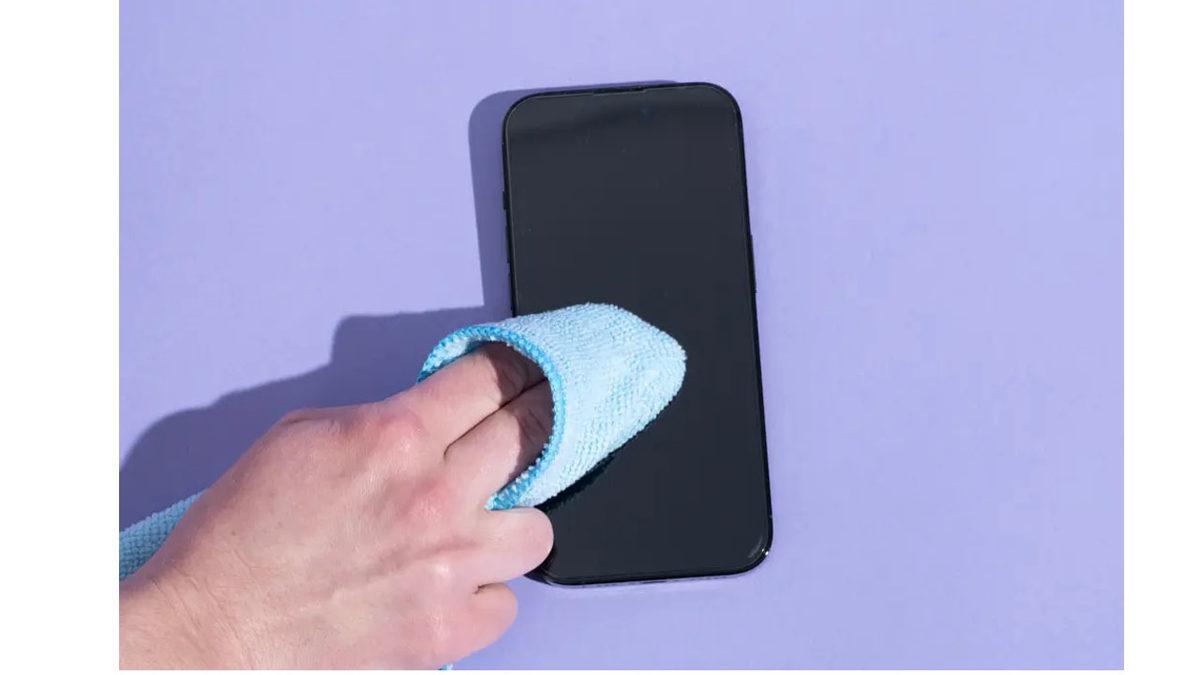 Telefon Temizliğinde Dikkat Etmeniz Gerekenler: Kaş Yaparken Göz Çıkarmayın!