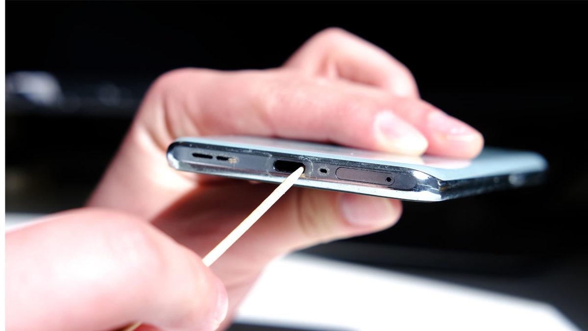 Telefon Temizliğinde Dikkat Etmeniz Gerekenler: Kaş Yaparken Göz Çıkarmayın!