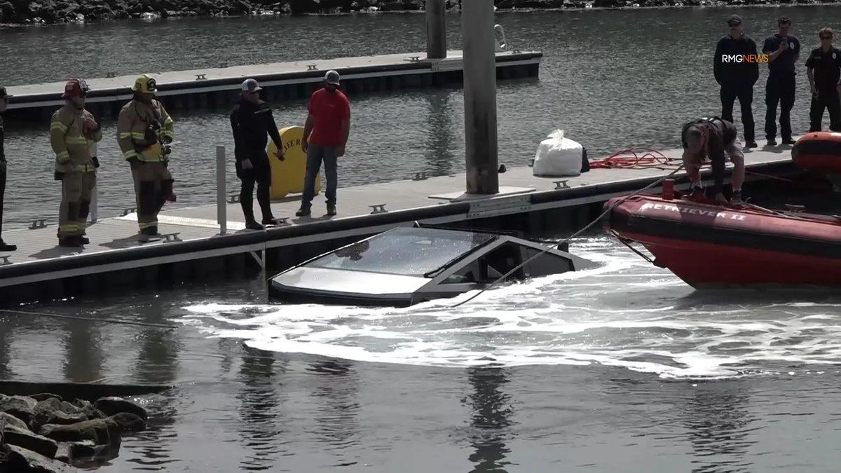 Elon Musk’ın Sözüne Güvenen Tesla Cybertruck Sahibi, Arabayla Denize Daldı: Battı [Video]