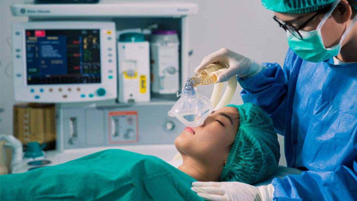 Anestezi Kişiyi Bilinçsiz Bir Hâle Getirirken Vücudun Çalışmaya Devam Etmesini Nasıl Sağlıyor?