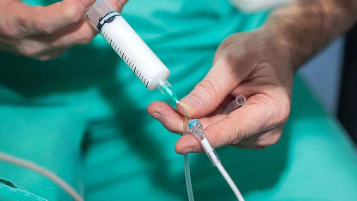 Anestezi Kişiyi Bilinçsiz Bir Hâle Getirirken Vücudun Çalışmaya Devam Etmesini Nasıl Sağlıyor?